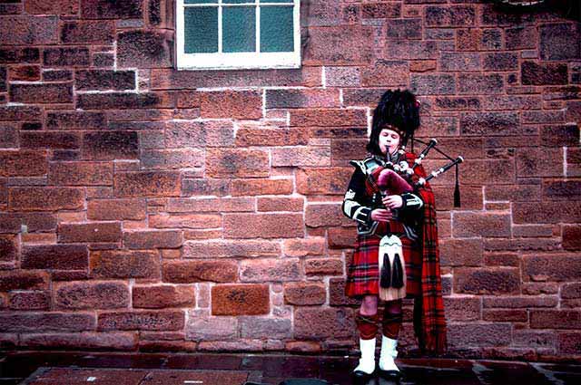Gaitero con traje típico escocés tocando en la Royal Mile de Edimburgo